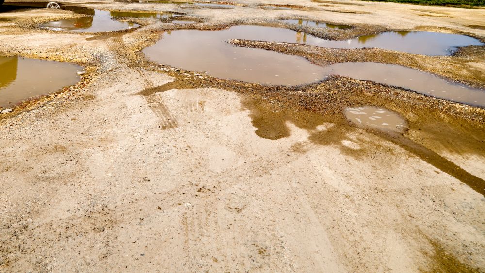 駐車場の地盤の排水が悪い_毛受建材四季辺